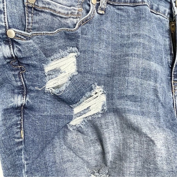 SZ 26 – Torrid Light-Med Wash Distressed Short - Picture 8 of 11